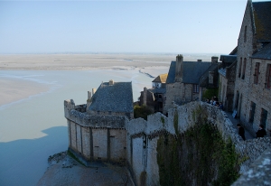 Panoramica della bassa marea dell'oceano dai bastioni di Le Mont Saint-Michel (TK Kuo).