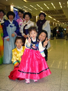 Tra i fan a darci il benvenuto all'aeroporto c'era questa bimba coreana che ha catturato la nostra attenzione in modo particolare (Danielle Wang)