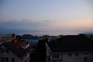 Questa foto del tramonto sul lago di Ginevra &egrave; stata fatta dal tetto del teatro proprio prima di un'esibizione. (TK Kuo) Il sorgere della luna sulle Alpi svizzere. (TK Kuo)