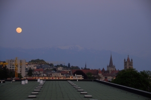 Mai bevuto l'acqua minerale Evian? Be', qui &egrave; da dove proviene la Evian, proprio dopo aver passato il confine svizzero. (TK Kuo)