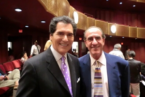 Vincitore di un Premio Emmy, il conduttore di <i>News at 10</i> su Fox 5 Ernie Anastos (sx).