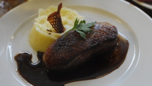 La nostra spedizione &egrave; continuata quando, a caccia del pranzo, siamo stati ricompensati con quest'anatra arrosto inspiegabilmente grossa. Per inspiegabilmente grossa, intendo inspiegabilmente grossa. Vorrei avessimo una foto per compararla. (TK Kwok)