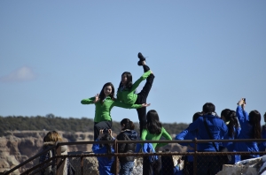 Le ballerine Miranda Zhou-Galati e Kaidi Wu eseguono delle magie di fronte a un pubblico entusiasta. (Annie Li)