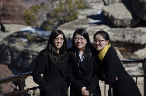 Le musiciste Nika Zhang, Rachel Chen e Maria Han in posa, impassibili del profondissimo dirupo alle loro spalle. (Annie Li)