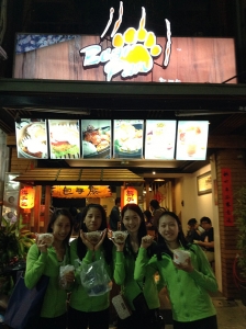 Ora siamo a Taichung e naturalmente una visita a Fengchia &egrave; inevitabile. Uno dei pi&ugrave; grandi mercati notturni di Taiwan ed &egrave; anche il mio preferito per la sua grande quantit&agrave; di spuntini, come questi panini "zampa d'orso".