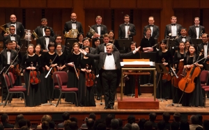 Il direttore Milen Nachev e l'Orchestra Sinfonica di Shen Yun dopo l'esecuzione di Egmont Overture di Ludwig van Beethoven, op. 84.