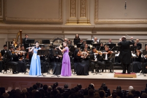 Chia-jung Lee (a sinistra) e Lana Kuscer hanno eseguito il 'Rondo Brillant', di A.B. F&uuml;rstenau, per due flauti e orchestra, Op.102.