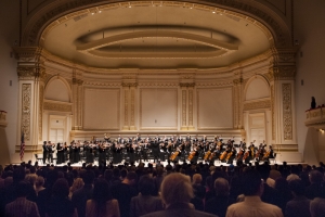 Il concerto della Shen Yun Symphony Orchestra al Carnegie Hall ha avuto inizio con l'inno nazionale degli Stati Uniti 'The Star-Spangled Banner'.