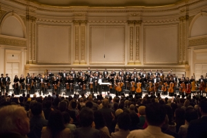 Il direttore Milen Nachev e la Shen Yun Symphny Orchestra dopo aver svolto la vibrante 'Polonaise' di Pyotr Ilyich Tchaikovsky, da Eugene Onegin.