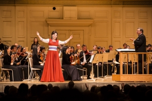 La soprano Haolan Geng dopo aver cantato 'Lo scopo della vita'.