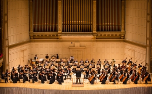 Maestro Milen Nachev, il direttore d'orchestra e l'Orchestra Sinfonica di Shen Yun.