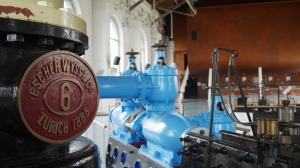 Alla fine del diciannovesimo secolo, il BFM &egrave; stato adibito a stazione idroelettrica. Per quasi un secolo ha rifornito migliaia di case a Ginevra con acqua potabile ed elettricit&agrave;, prima che venisse trasformato in un centro artistico e culturale negli anni 80. L'ingresso mostra diverse macchinari originali. (F Chun)