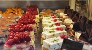 Mentre ci addentriamo sempre pi&ugrave; nelle vie tortuose di Annecy, siamo attirati dalla fragranza del pane appena sfornato e dai delicati pasticcini che si sentono nella aria pungente. (Seron Chau)