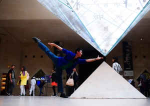 La classica d'Oriente incontra l'Occidente (o, se preferite, il codice Da Vinci incontra la cosmologia taoista &ndash; il Cielo, la Terra e l'uomo). Il primo ballerino Ben Chen al Louvre. Questo scatto ha velocemente portato altri visitatori del museo ad imitare la scena. Nel caso in cui abbiate visto questa posa da qualche altra parte, ricordate che i diritti d'autore appartengono a Ben Chen.