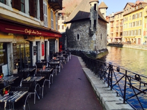 Alcuni di noi hanno preso il cappuccino mattutino in questo incantevole caff&egrave;. Ci hanno presto ricordato che, in Europa, devi specificare se consumi al tavolo o porti via, a meno che tu non voglia incorrere in incidenti internazionali che riguardano l'occupare tavoli con bicchieri da asporto. (Steve Feng)
