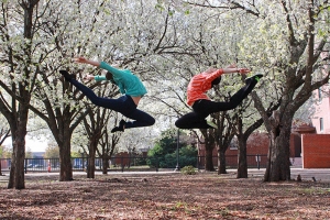 Salti di gioia all'arrivo della primavera! Da sinistra: la prima ballerina Faustina Quach e Caroline Sercombe ad Augusta, Georgia. (Alison Chen)