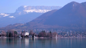 Dopo un viaggio intercontinentale, Shen Yun ha trascorso una giornata di relax nella pittoresca cittadina francese di Annecy, situata lungo il confine con Ginevra; qui lo scorso mese &egrave; cominciato il tour europeo 2014. Vista di Annecy, Francia Sud-orientale. (foto scattata dal ballerino Steve Feng)