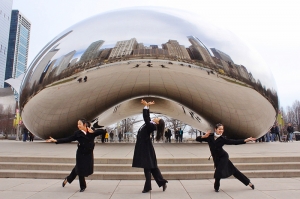 Le ballerine Crystal He, Cindy Liu e Tien Chen &ldquo;piegano&rdquo; il Cloud Gate al Millenium Park a Chicago, Illinois. Notate il riflesso. (Alison Chen)