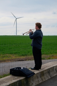 Il trombettista di Shen Yun Jimmy Geiger si prende un attimo di tempo per esercitarsi in un area di sosta lungo l'autostrada in Francia, nel viaggio da Bruxelles a Barcellona. (violinista David Chou)