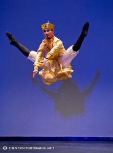 Eden Zhu, vincitrice oro della divisione giovanissima femminile, esibisce alla competizione internazionale di Danza Classica Cinese, promossa da New Tang Dynasty Television, a New York.