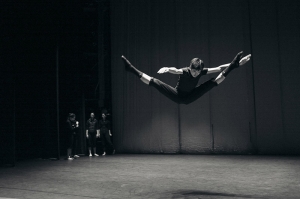Vina Lee, della Compagnia Internazionale di Shen Yun, insieme alla prima ballerina Lily Wang (foto del ballerino Songtao Feng)