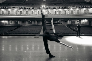 Il ballerino Antony Kuo durante il riscaldamento che precede l'esibizione al San Francisco Opera House. In questo storico teatro, la Compagnia Internazionale di Shen Yun si &egrave; esibita per ben 7 spettacoli in soli 6 giorni registrando il tutto esaurito Il primo ballerino Rocky Liao si esercita nell&rsquo;esecuzione del "butterfly kick" (foto del ballerino Songtao Feng)