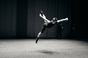 Il ballerino Suzuki Rui durante un&rsquo;evoluzione a mezz'aria che simula lo scontro con il nemico (foto del ballerino Songtao Feng)
