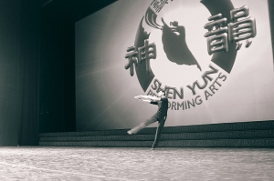 Il Primo ballerino Jason Pan si prepara per lo spettacolo a Vancouver (foto di Songtao Feng)