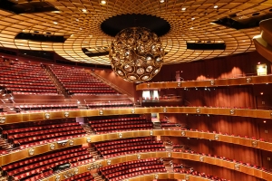 L 'interno del teatro David H Koch al Lincoln Center. La prima sessione prevede cinque spettacoli. Per coloro che l'hanno perso Shen Yun tornerà a New York in marzo (foto di Felix Sun)