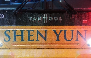 Anche il pullman sembra avere freddo (foto dell’operatrice Annie li)