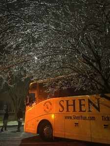 Il North Carolina da il benvenuto Shen Yun con una pioggia ghiacciata e cinque centimetri di neve che hanno paralizzato la città intera (foto dell’operatrice Annie Li)