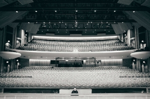Il Queen Elizabeth il giorno del soundcheck. È visibile non solo il direttore d'orchestra Milen Nachev , ma si riesce a intravedere una macchia in fondo, quello è il percussionista Brian Marple (foto del ballerino Songtao Feng)