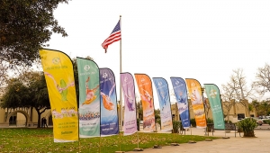 Gli striscioni commemorano la grafica annuale degli spettacoli di Shen Yun dal 2009 al 2015 al di fuori del ‘California Center For the Arts’ di Escondido (foto della ballerina Nancy Wang)
