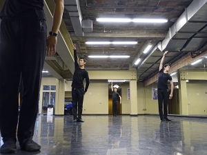 I ballerini in tournée della compagnia di Shen Yun provano nella sala studio del Detroit Opera House. Da sinistra Xinghao Che , Daniel Jiang e Alan Lee ( foto del ballerino Piotr Huang)