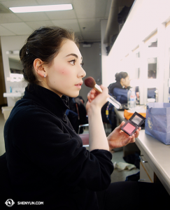 Bellezza al lavoro. La prima ballerina Miranda Zhou-Galati si prepara per un’esibizione al Kentucky Center for the Performing Arts di Louisville (foto della danzatrice Diana Tang)