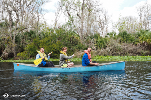 Tour di tre ore nella giungla di Orlando, in Florida… nella foto il clarinettista Yevgeniy Reznik, il tecnico del suono Jacob Wallenberg e il bassista Juraj Kukan della Shen Yun New York Company (foto del musicista Wesley Zhou)