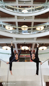 A Orlando, le ballerine Michelle Lian e Kathy Wu posano sulle pedane del teatro Alexis & Jim Pugh, nel Dr. Phillips Center for the Performing Arts, dove la compagnia di Shen Yun di New York si è esibita (foto della ballerina Nancy Wang)
