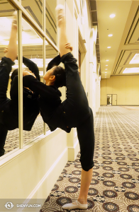 La ballerina Angelina Liu della Shen Yun International Company si riscalda prima di praticare il numero teatrale che richiede un’impegnativa flessibilità a Louisville, Kentucky (foto della danzatrice Diana Tang)