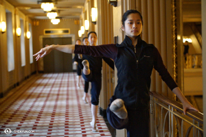 Lianjie Huang, insieme con altre ballerine, si esercita in una lezione prima dello spettacolo (foto di Annie Li)