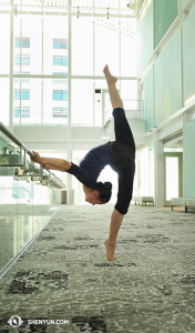 La ballerina Rita Fu si riscalda nella hall del Dr. Phillips Center for the Performing Arts di Orlando (foto della ballerina Nancy Wang)