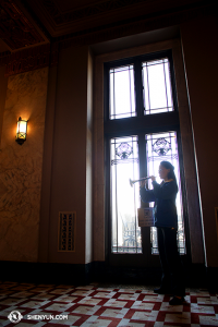 La suonatrice Maria Han si esercita prima dello spettacolo presso il Peabody Opera House di St. Louis (foto di Annie Li)