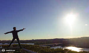 Il ballerino Danny Li sul tetto del Kennedy Center che si affaccia sul fiume Potomac della capitale (foto del ballerino Felix Sun)