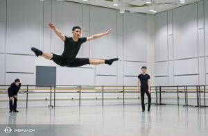 Il primo ballerino Steve Wang, della compagnia di Shen Yun, New York, si riscalda prima dei sette spettacoli al Kennedy Center Opera House (foto del ballerino Kenji Kobayashi)
