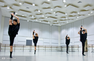 I ballerini della compagnia di New York si preparano per uno spettacolo al Kennedy Center, Washington, DC (foto del ballerino Kenji Kobayashi)