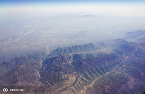 La compagnia di Shen Yun Touring in volo per il Messico. Foto scattata sul Boeing 737-800, prima  della discesa finale a Città del Messico (foto del musicista Steven Song)