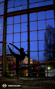 La prima ballerina, Chelsea Cai, si riscalda al teatro BFM, che si trova sul fiume Rodano a Ginevra (foto della proiezionista Annie Li)