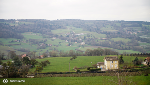 Arrivati in Europa, la compagnia si dirige in Svizzera, attraverso la bella campagna francese (foto della proiezionista Annie Li)