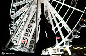 La prima ballerina Lily Wang davanti la ruota panoramica di Brisbane. (foto della ballerina Stephanie Guo)