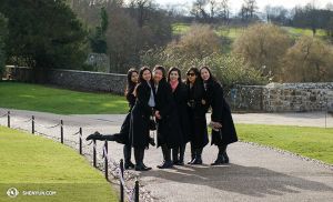 Le ballerine (da sinistra) Linjie Wang, Daoyong Zheng, Miranda Zhou-Galati, Olivia Chang e Connie Kuang si godono l'amabile giardino del Leeds Castle (foto dell’operatrice Annie Li)