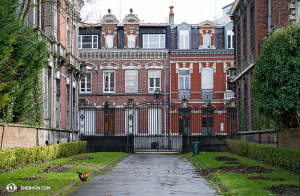 Mentre viaggiavano verso il nord della Francia hanno trovato a Robais dei palazzi in stile fiammingo...e un gallo. (foto dell’operatrice Annie Li)